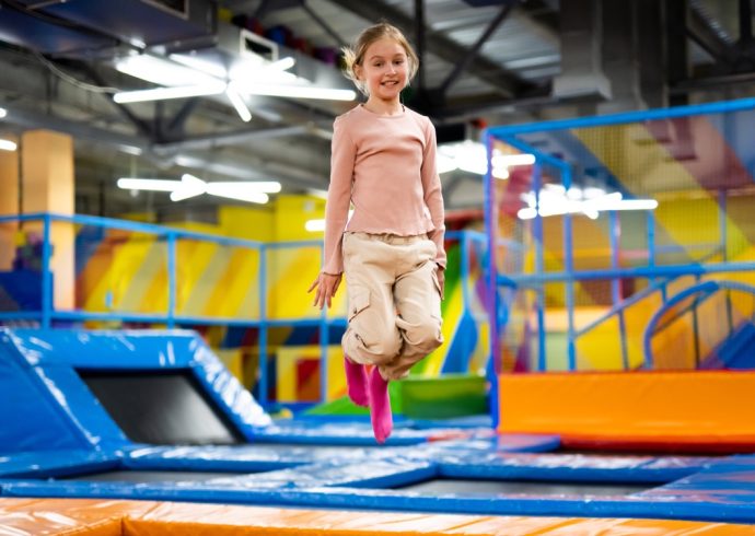 Groß (activities-at-colorful-playground-park-2025-03-07-22-12-51-utc)