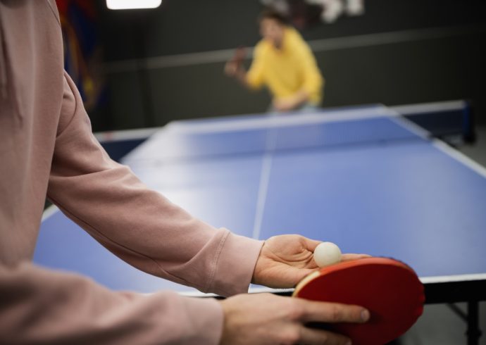 Groß (cropped-view-of-man-playing-table-tennis-with-blur-2025-06-06-01-40-01-utc)