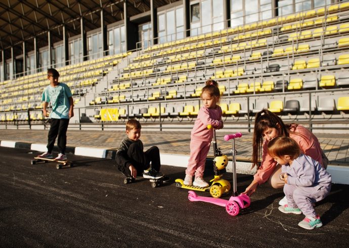 Groß (sports-family-spend-free-time-outdoors-2025-02-11-02-11-43-utc)