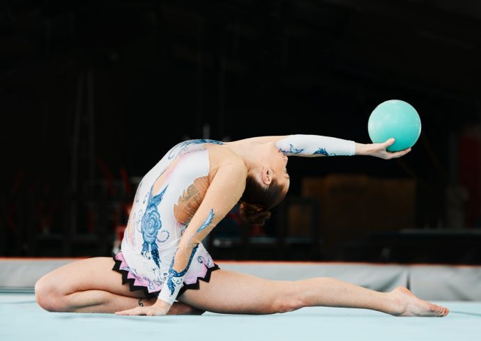 Groß (woman-ball-gymnastics-and-stretching-in-competiti-2025-04-06-08-29-18-utc)